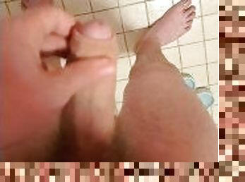 Handjob extrem geil in Bathroom