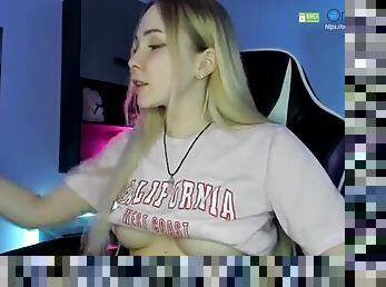 Blonde teen masturbates on webcam