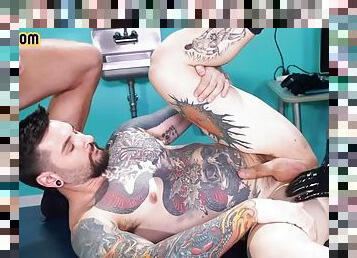 fisting, paroasa, birou-office, doctor, gay, sex-in-trei, pirsing, uniforma, tatuaj