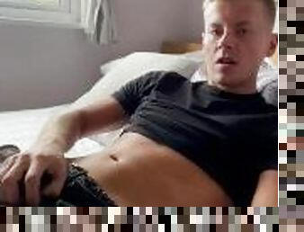 ejaculation-sur-le-corps, énorme-bite, gay, branlette, jeune-18, collège, blonde, solo, musclé, minet