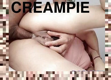 Creampie anal, madrastra se traga todo el semen por su culo estrecho