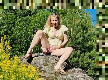 énorme, masturbation, en-plein-air, public, milf, horny, blonde, solo, parc