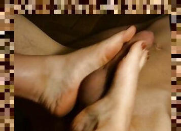 amateur, ejaculation-sur-le-corps, branlette, couple, pieds, ejaculation, fétiche, branlette-avec-les-pieds, femme-dominatrice, dure