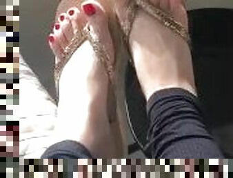 @tici_feet tici feet tici_feet ticifeet24 showing red toes wearing golden havaianas square