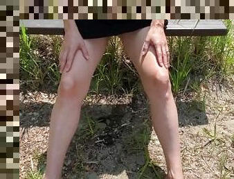 Elle pisse sur un banc dans la nature sans enlever sa culotte )