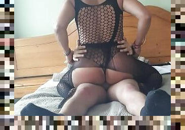 mama-si-baiat, joc-cu-chiloteii, milf, latina, mama, negru, sub-fusta, lenjerie, plasa-de-peste