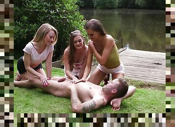 en-plein-air, babes, fellation, branlette, femme-habillée-mec-nu, sexe-habillé