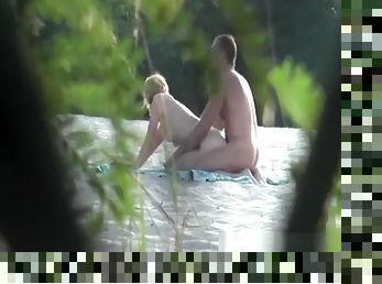 posisi-seks-doggy-style, orang-telanjang, isteri, penis-besar, gambarvideo-porno-secara-eksplisit-dan-intens, pasangan, pantai, bersetubuh