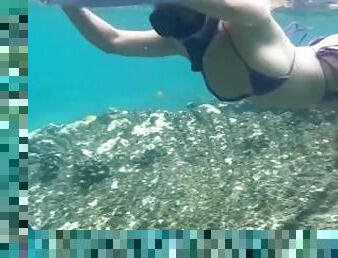 SEXY ASIAN GIRLFRIEND PUBLIC FLASH IN THE OCEAN