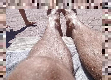 Jovencito te Enseña Sus Pies y Sus Piernas Peludas en la Piscina Pública ????