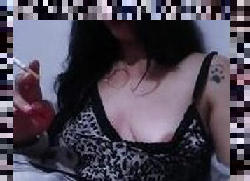 kacamata, mastubasi, amatir, jenis-pornografi-milf, handjob-seks-dengan-tangan-wanita-pada-penis-laki-laki, sperma, fetish-benda-yang-dapat-meningkatkan-gairah-sex, merokok, tato, payudara-kecil