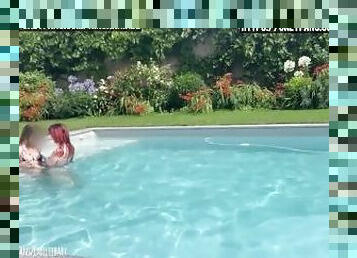 Lesbienne dans la piscine