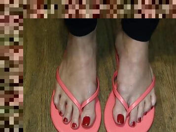 Angela gorgeous toes red-tips in flipflops