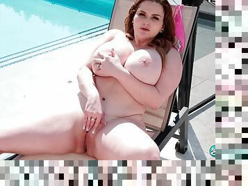 tetas-grandes, al-aire-libre, regordeta-chubby, con-los-dedos, a-solas, exótico, morena