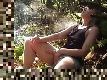 peluda, masturbación, al-aire-libre, amateur, pajeándose, fetiche, con-piercings, fetichista, a-solas, fumando