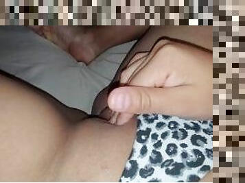 Me masturbo debajo de las sabanas hasta terminar- Modelo amateur