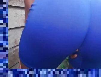 AMATEUR EBONY  ENJOYS GIVENING GOLDEN SHOWER PEE IN BLUE  LEGGINGS OUTDOOR OPEN YOUR MOUTH ????