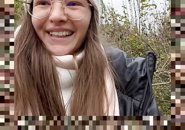 18 jähriges Teen Mädchen Pisst im Wald