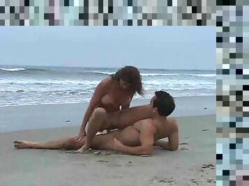 Naked babe and her man fucking on the beach