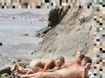 Nudist, In afara, Slabanoaga, Muie, Milf, Hardcore, Camera, Plaja, Voyeur, Sex in trei